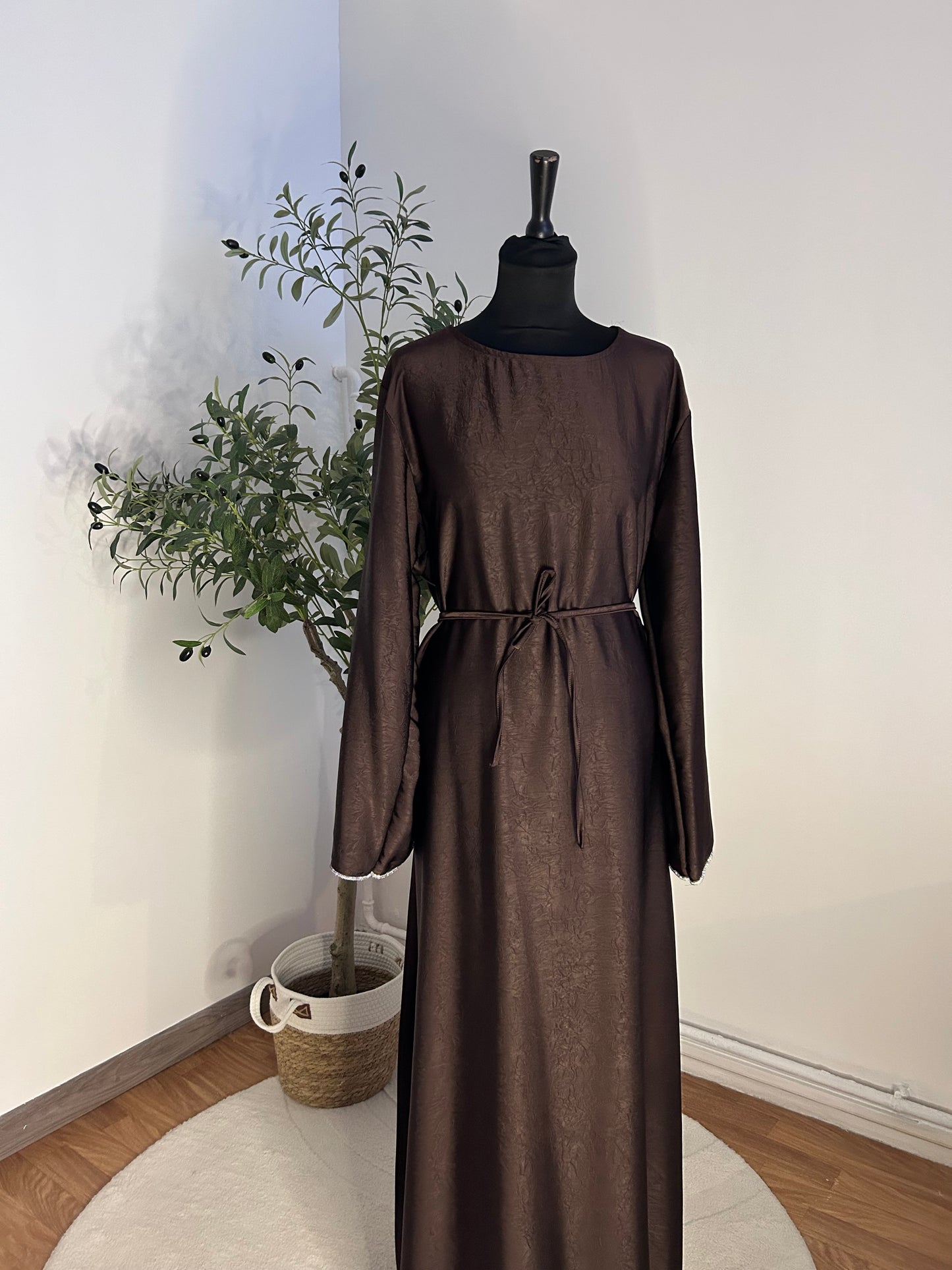 Robe en Jacquard marron – Élégance et Sobriété