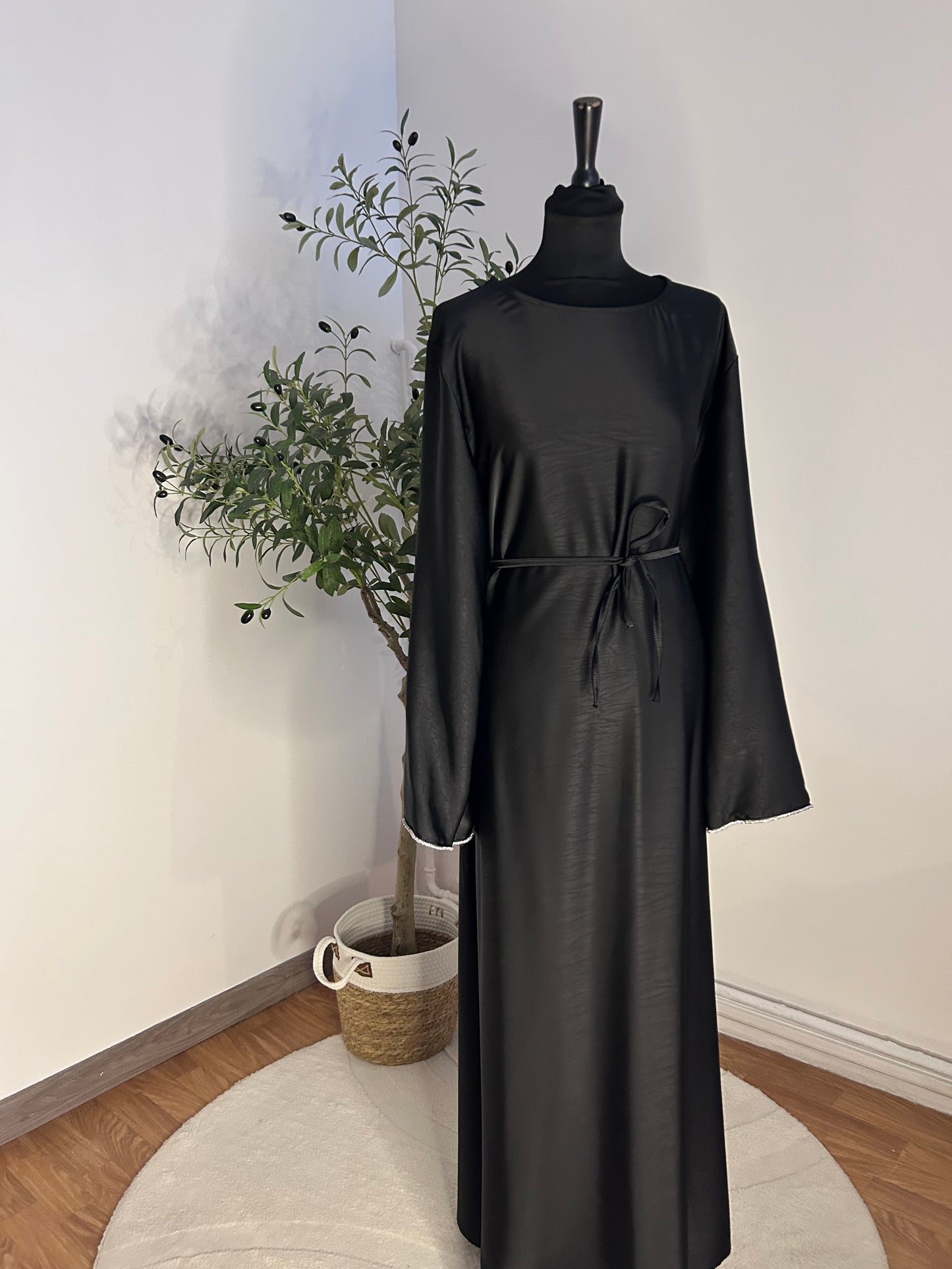 Robe en Jacquard noir – Élégance et Sobriété
