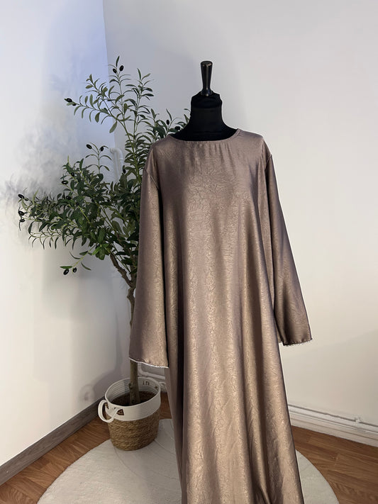 Robe en Jacquard taupe – Élégance et Sobriété