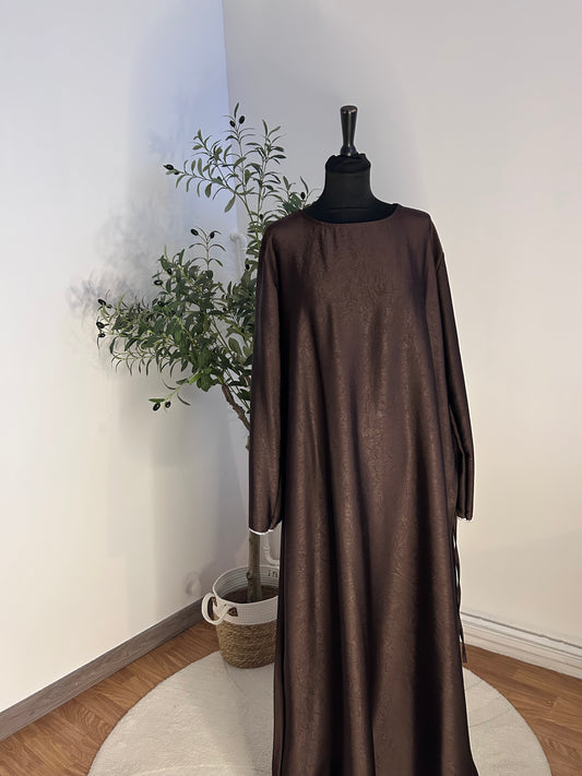 Robe en Jacquard marron – Élégance et Sobriété