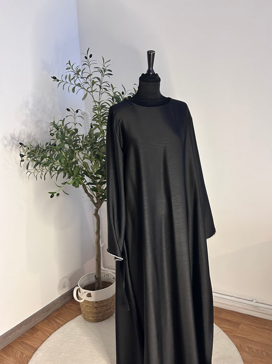 Robe en Jacquard noir – Élégance et Sobriété